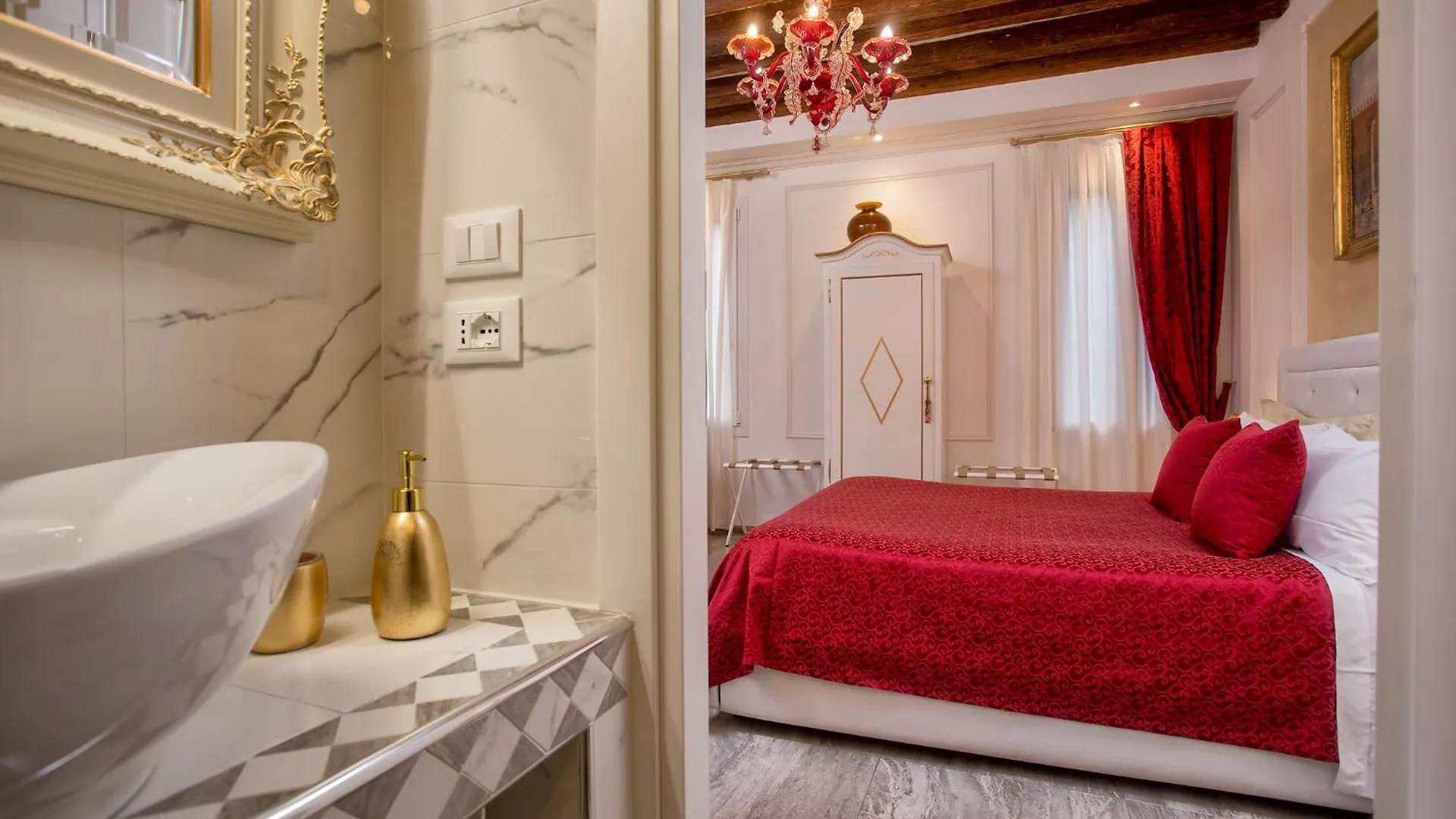 Capatron Hotel Venice 2*,  Italy